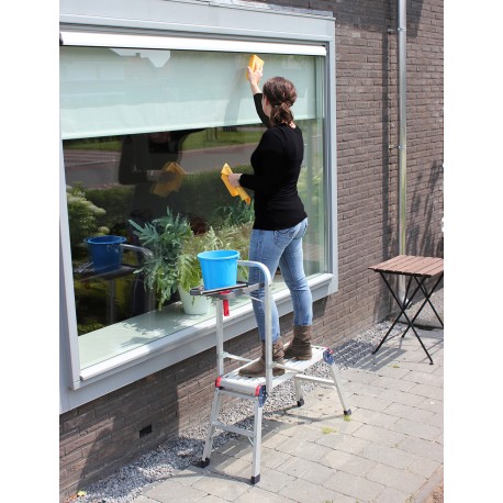 Arbeitsplattform mit Werkzeugablage